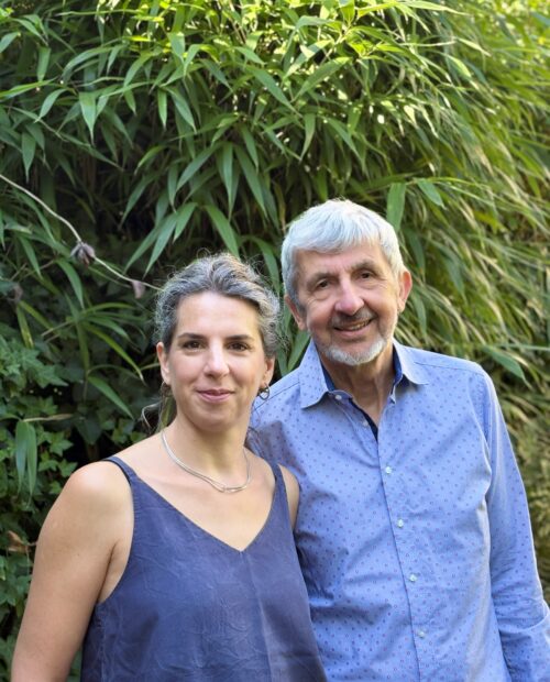Anke Ostermann und Reinhard Allgaier, Seminarleitung des Tagesworkshops Stimme und Achtsamkeit, vor grünem Bambus