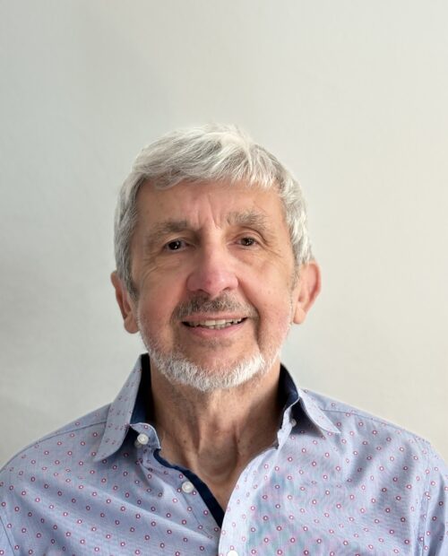 Reinhard Allgaier, MBSR- und MSC-Lehrer in Köln, lächelnd im Porträt